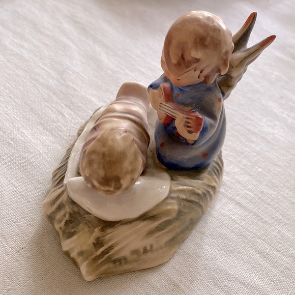 Vintage Hummel Angel playing for Baby Jesus. - Picture 4 of 7